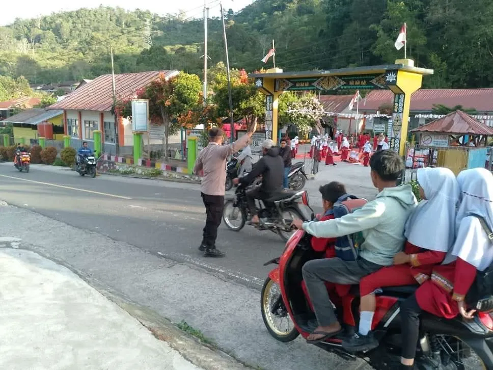 Wujud Kepedulian terhadap Penerus Bangsa, Personel Polsek Silih Nara Bantu Sebrangkan pelajar 