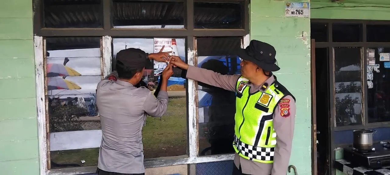 Polsubsektor Atu Lintang Tempel Brosur "Lapor Pak!" untuk Permudah Masyarakat Sampaikan Pengaduan