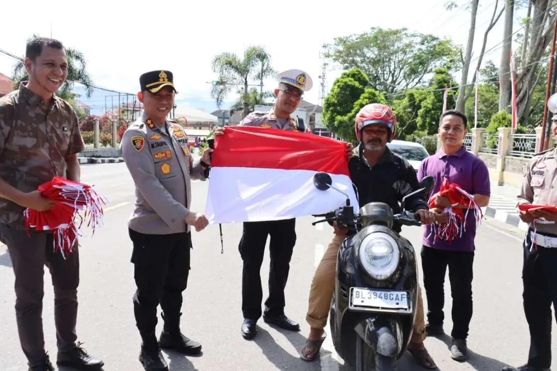 Polres Aceh Tengah dan Bhayangkari Bagikan Bendera Merah Putih Gratis Sambut HUT RI ke-80