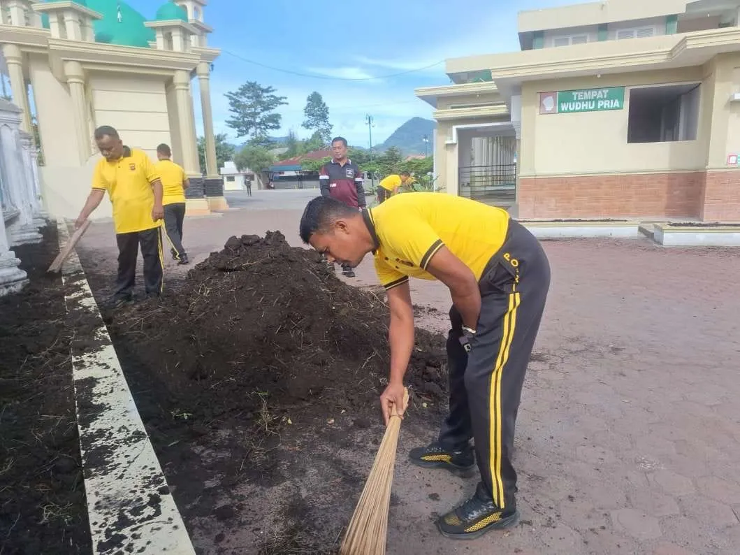 Peduli dengan Kebersihan, Polsek Kota Takengon Gelar Jumat Bersih di Masjid Al-Abrar