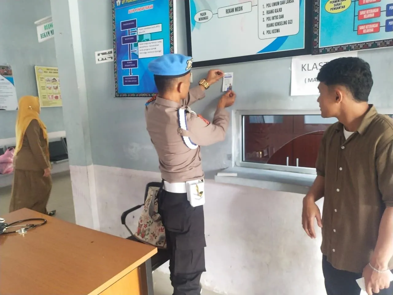 Polsek Linge Tempel Brosur “Lapor Pak Kapolres”, Mudahkan Masyarakat Sampaikan Pengaduan