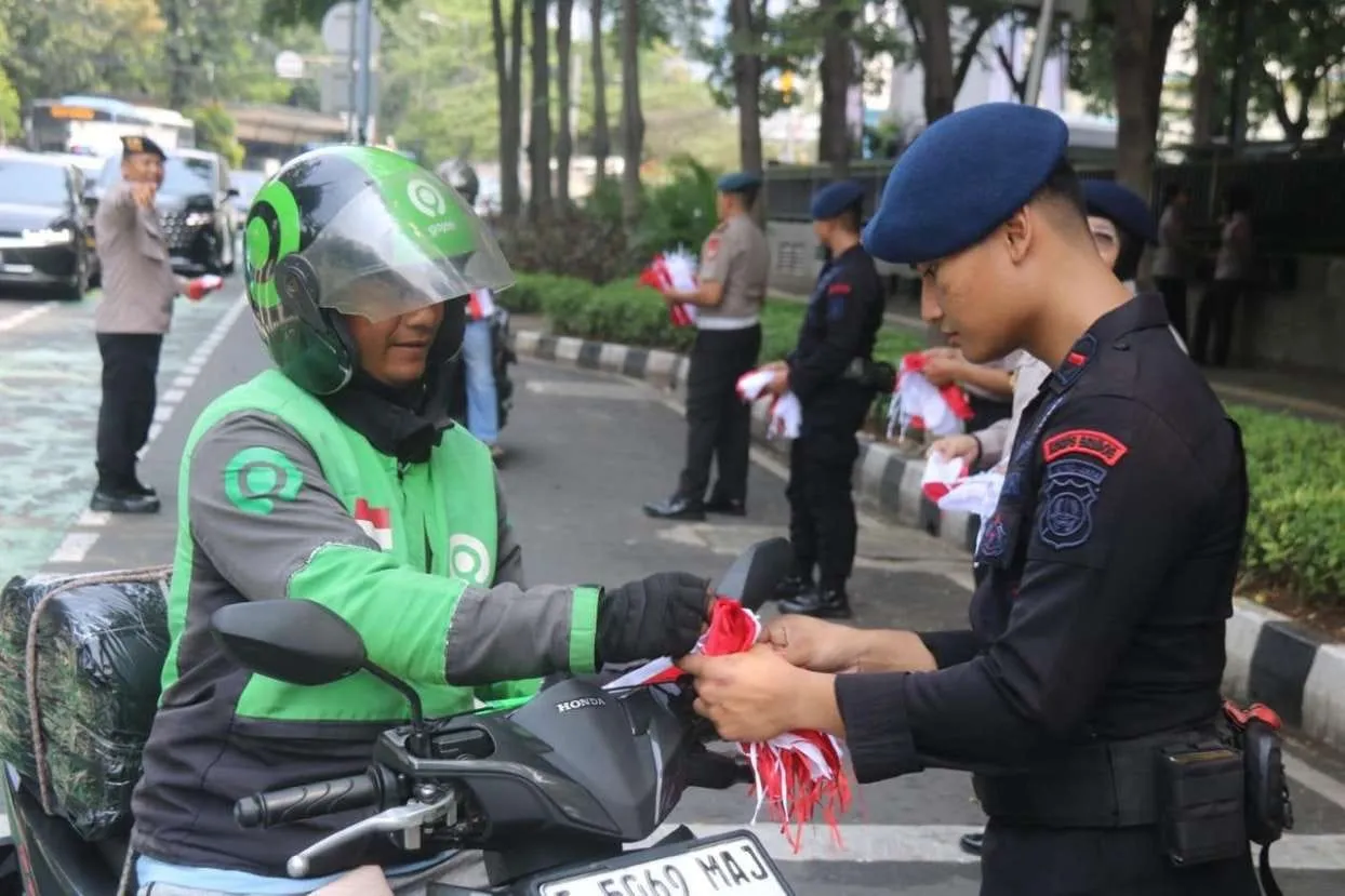 Brimob Metro Jaya Bagikan 5.000 Bendera Merah Putih kepada Warga Jakarta Jelang Hari Kemerdekaan RI