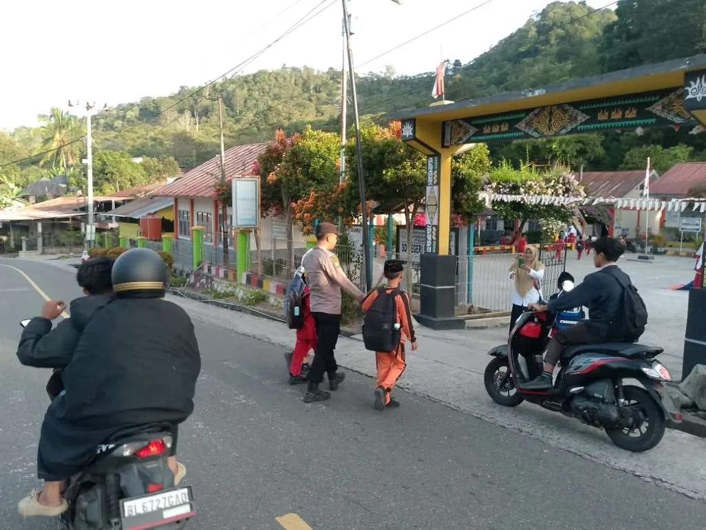 Ciptakan Rasa Aman bagi Pelajar, Polsek Silih Nara Atur Lalu Lintas di Depan Sekolah