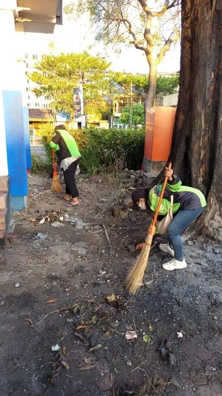 Ojol & Warga Kompak Bersihkan Pos Polisi yang Dibakar Massa di Surabaya