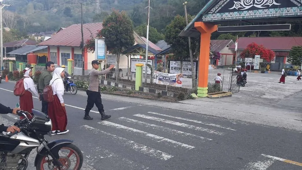 Peduli Keselamatan Pelajar, Polsek Silih Nara Kawal Siswa Saat Menyeberang Jalan