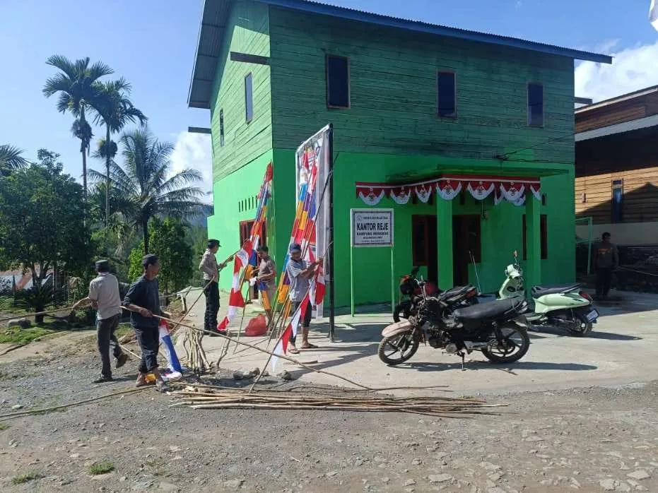 Polsek Linge Bersama Warga Kampung Mungkur Semarakkan HUT RI ke-80 dengan Pemasangan Bendera dan Umbul-Umbul